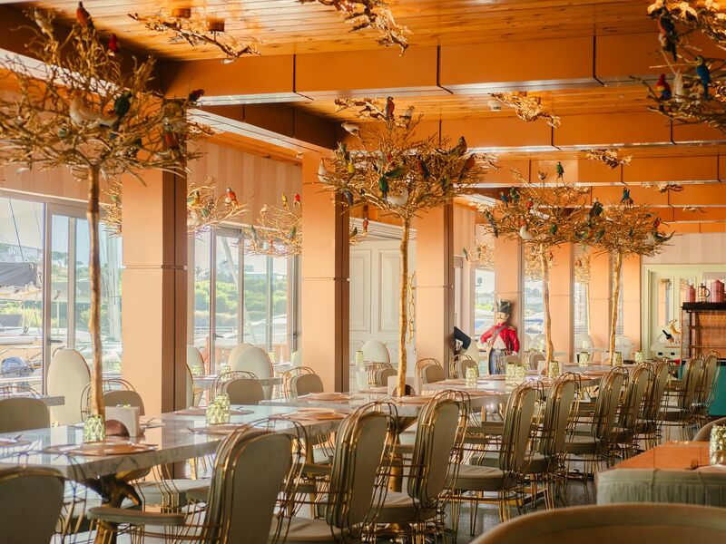 Les Ambassadeurs Hotel