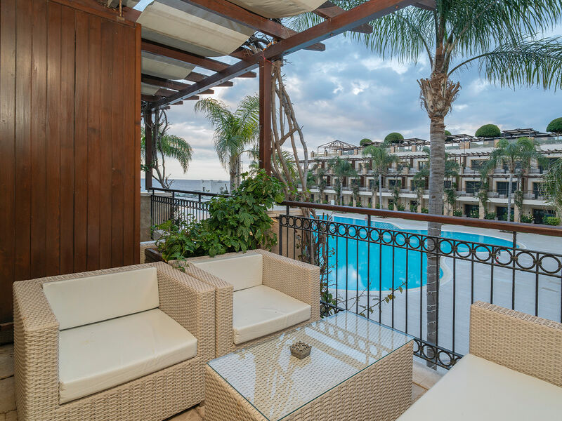 Cratos Premium Hotel