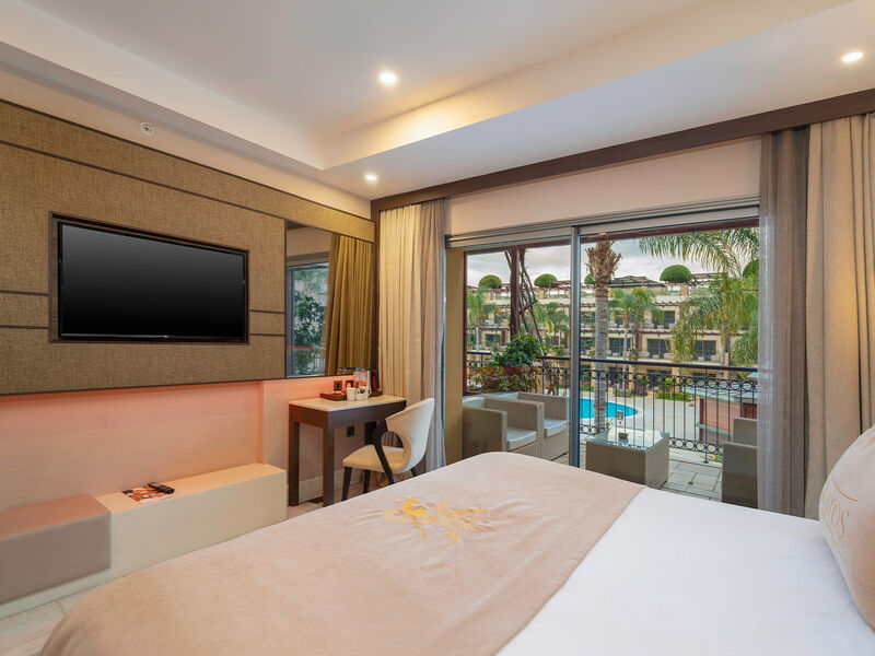 Cratos Premium Hotel