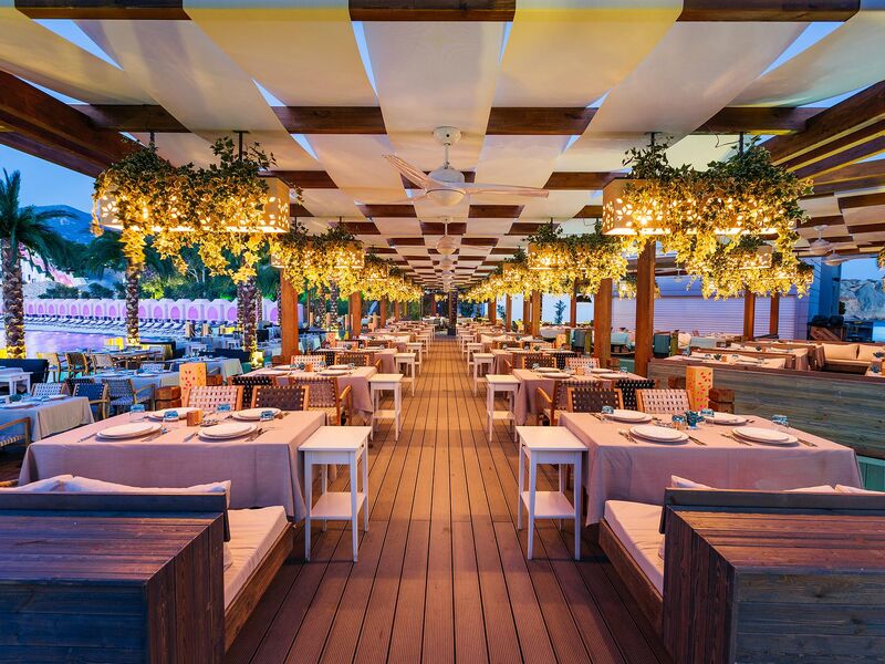 Cratos Premium Hotel