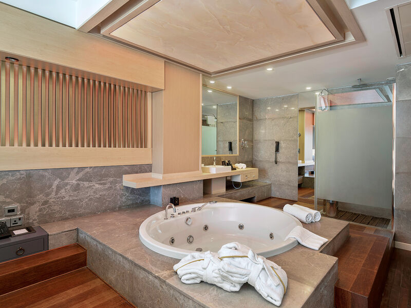 Cratos Premium Hotel