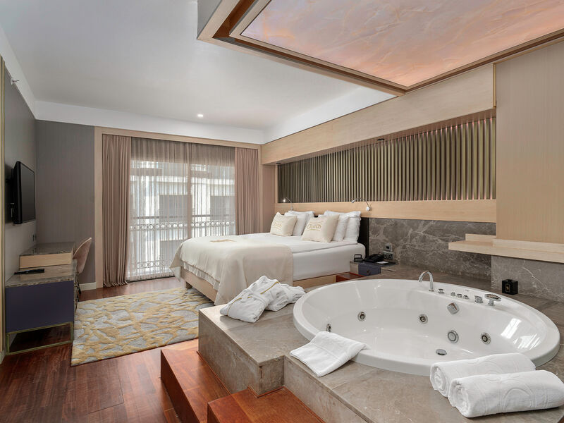 Cratos Premium Hotel