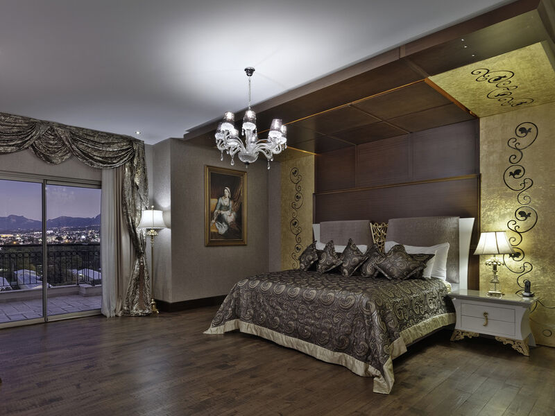 Cratos Premium Hotel