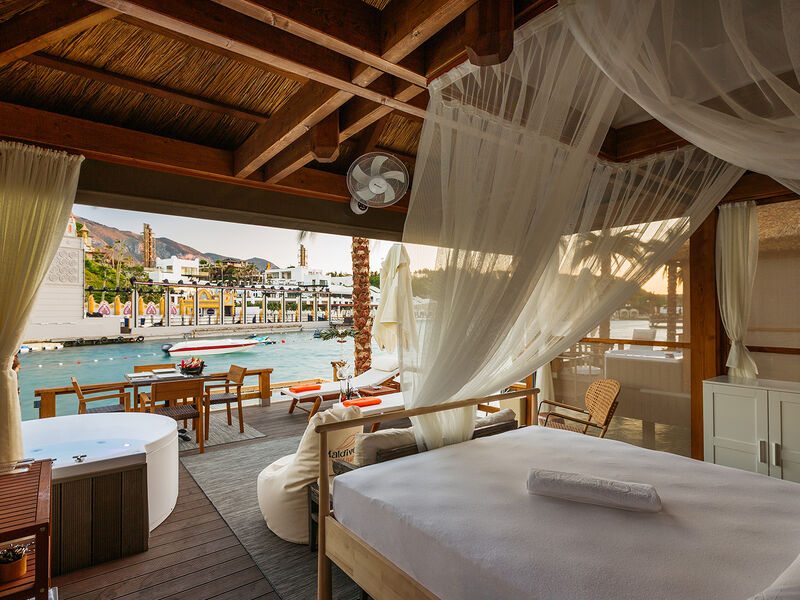 Cratos Premium Hotel