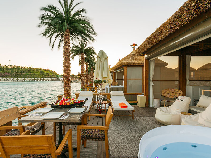 Cratos Premium Hotel