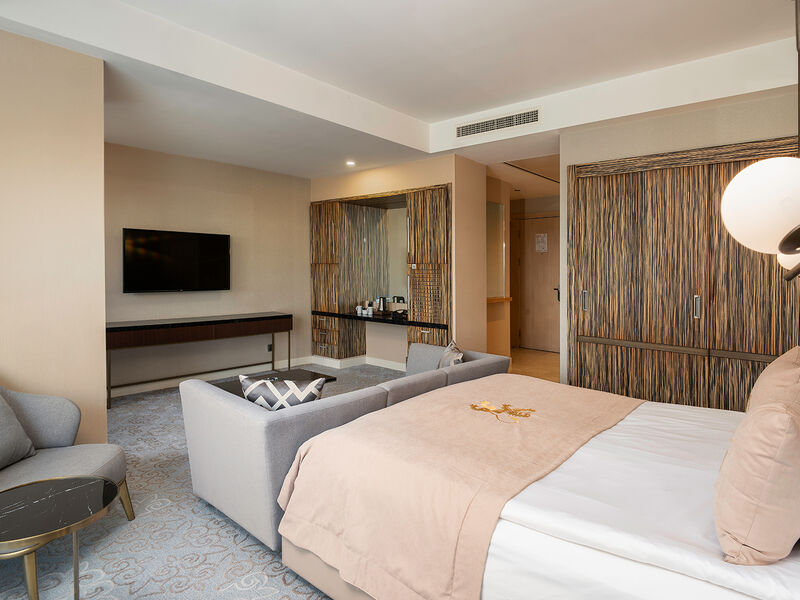 Cratos Premium Hotel